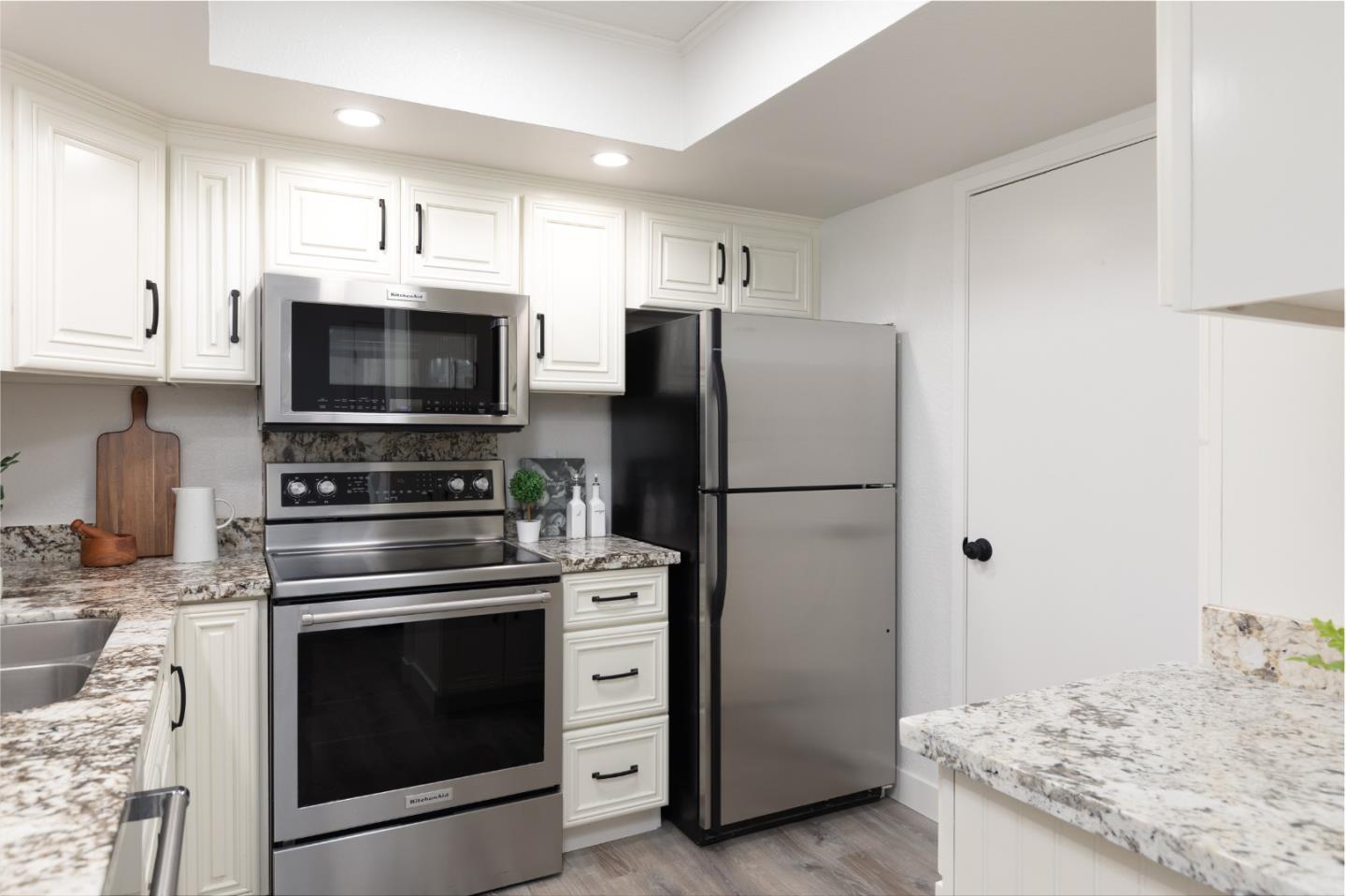 Detail Gallery Image 5 of 21 For 1702 Barrington Ct, Santa Cruz,  CA 95065 - 2 Beds | 2/1 Baths