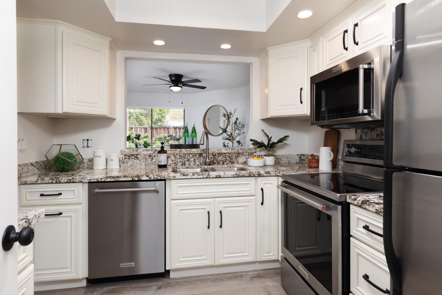 Detail Gallery Image 6 of 21 For 1702 Barrington Ct, Santa Cruz,  CA 95065 - 2 Beds | 2/1 Baths