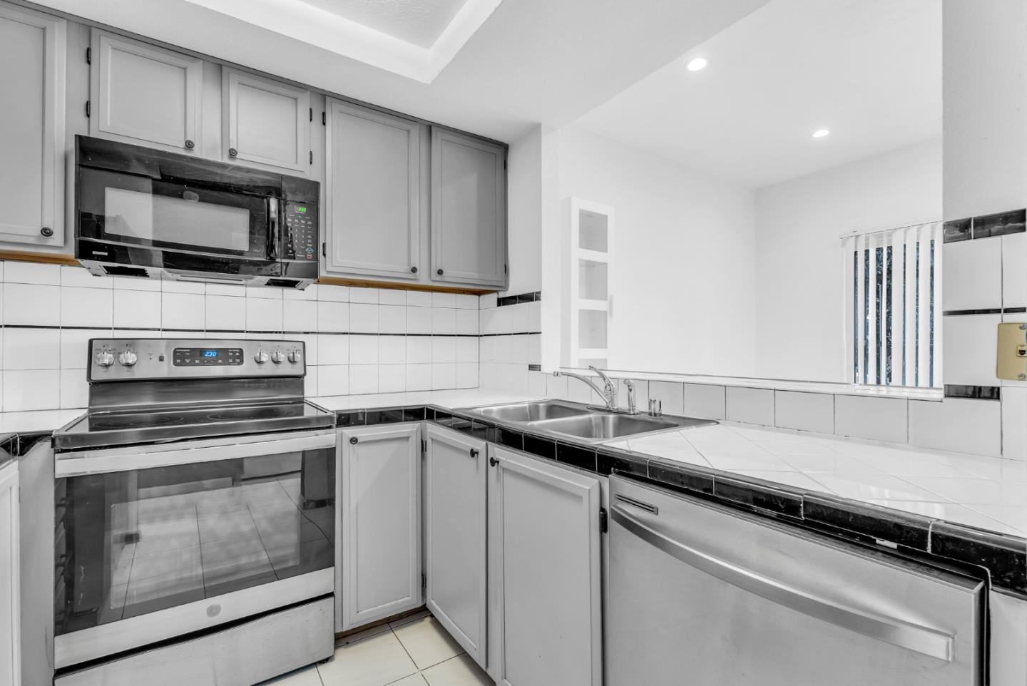 Detail Gallery Image 13 of 22 For 819 15th St, Oakland,  CA 94607 - 3 Beds | 2 Baths