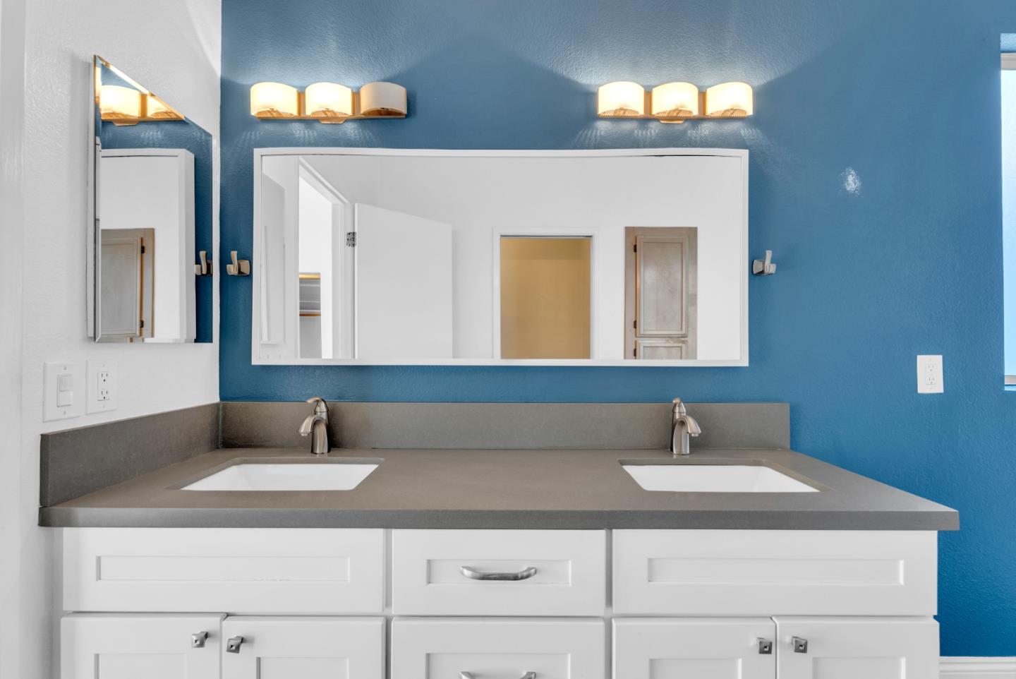 Detail Gallery Image 15 of 22 For 819 15th St, Oakland,  CA 94607 - 3 Beds | 2 Baths