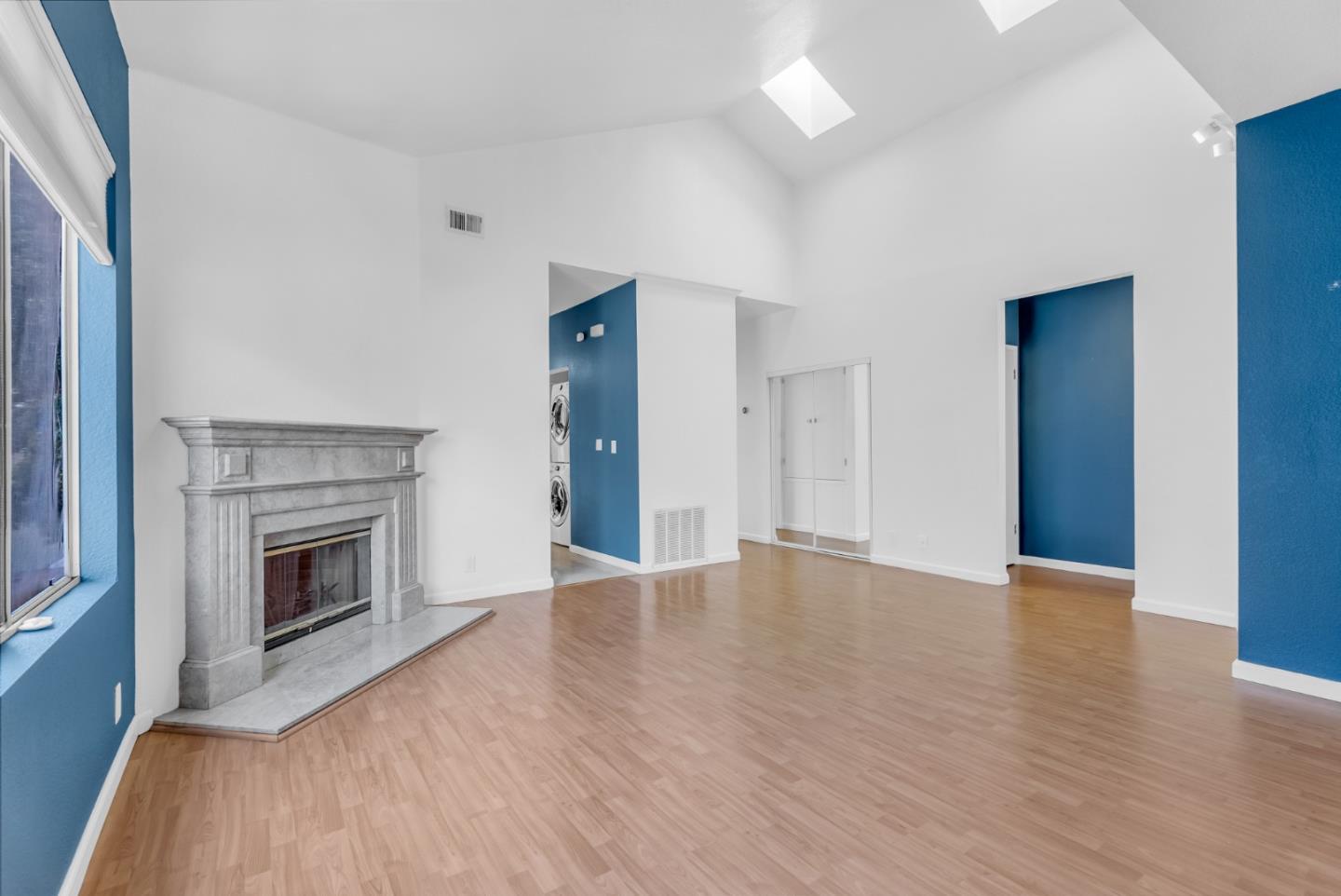 Detail Gallery Image 3 of 22 For 819 15th St, Oakland,  CA 94607 - 3 Beds | 2 Baths