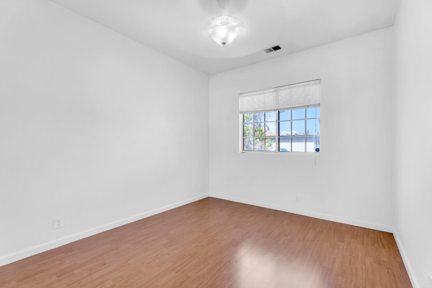 Detail Gallery Image 5 of 22 For 819 15th St, Oakland,  CA 94607 - 3 Beds | 2 Baths