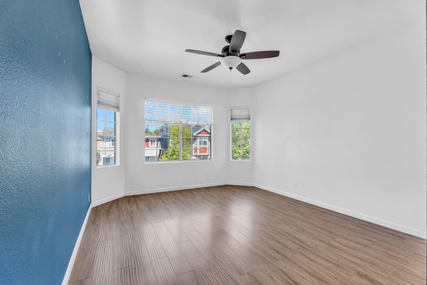 Detail Gallery Image 8 of 22 For 819 15th St, Oakland,  CA 94607 - 3 Beds | 2 Baths