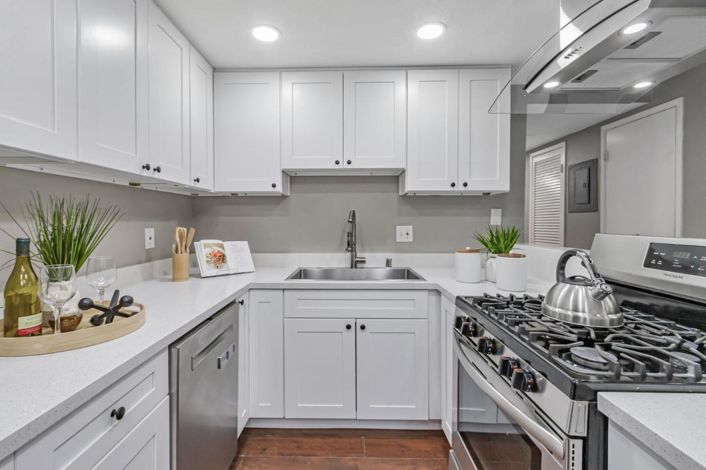 Detail Gallery Image 10 of 48 For 2303 Lava Dr, San Jose,  CA 95133 - 3 Beds | 1/1 Baths