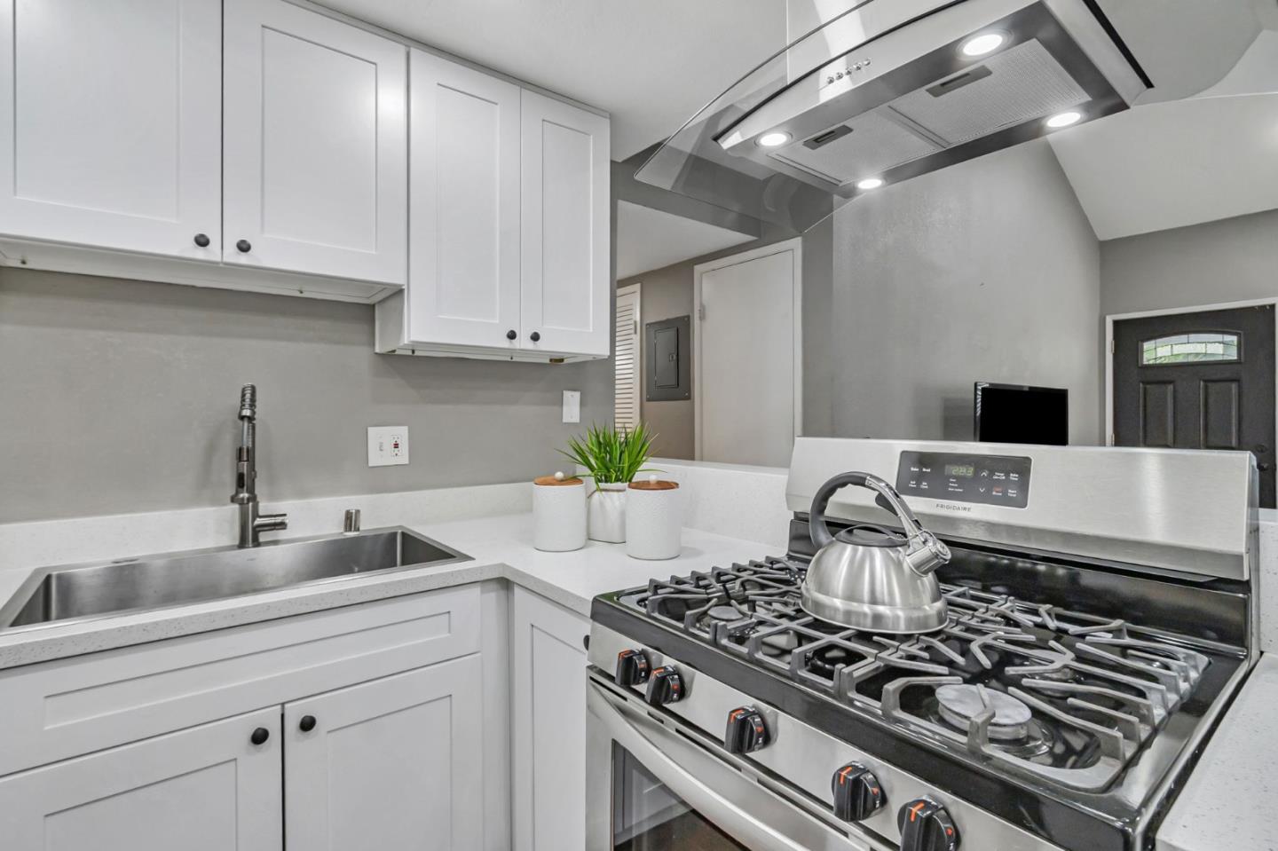 Detail Gallery Image 11 of 48 For 2303 Lava Dr, San Jose,  CA 95133 - 3 Beds | 1/1 Baths