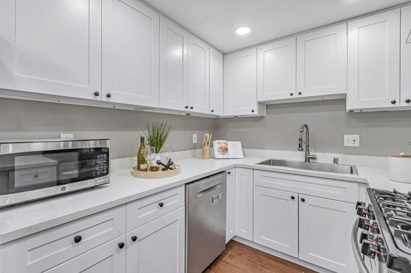 Detail Gallery Image 9 of 48 For 2303 Lava Dr, San Jose,  CA 95133 - 3 Beds | 1/1 Baths