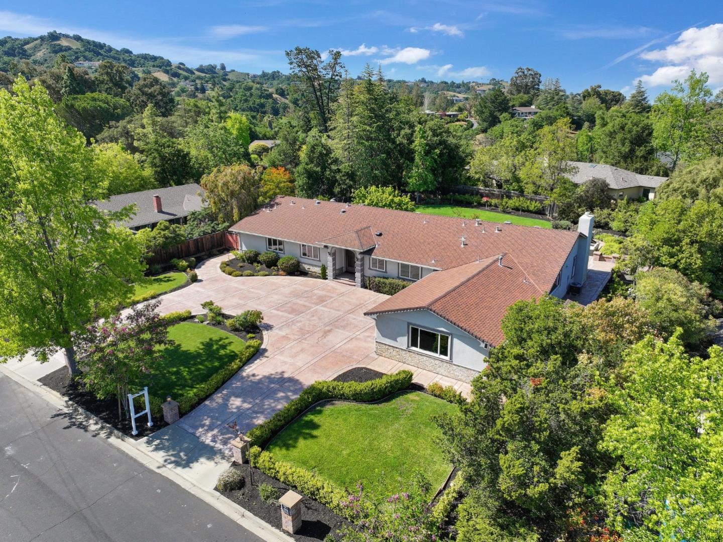Detail Gallery Image 2 of 39 For 20847 Russell Ln, Saratoga,  CA 95070 - 5 Beds | 4/1 Baths