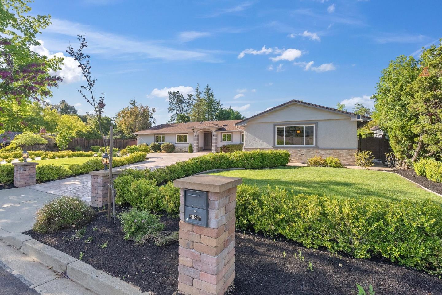 Detail Gallery Image 3 of 39 For 20847 Russell Ln, Saratoga,  CA 95070 - 5 Beds | 4/1 Baths