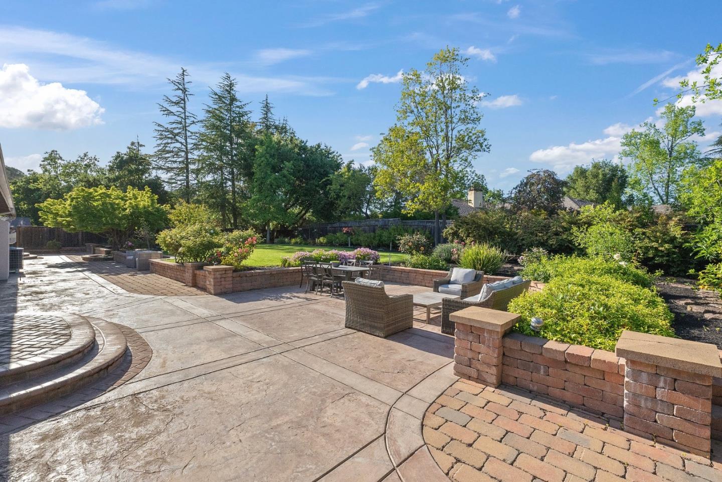Detail Gallery Image 35 of 39 For 20847 Russell Ln, Saratoga,  CA 95070 - 5 Beds | 4/1 Baths