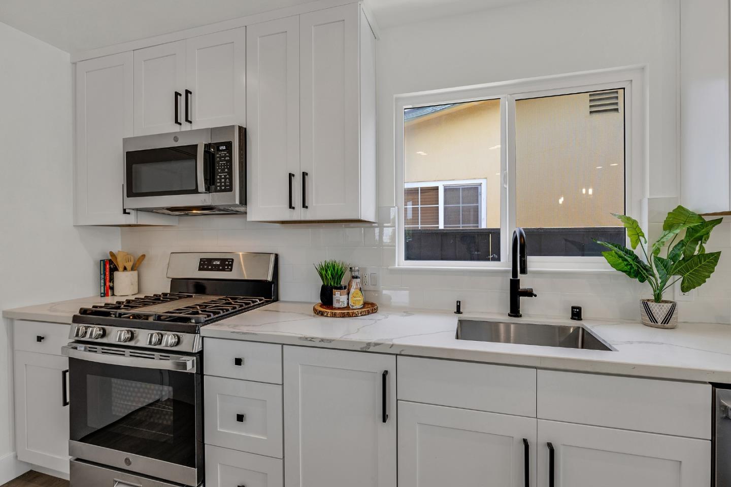 Detail Gallery Image 10 of 42 For 1104 Fassler Ave, Pacifica,  CA 94044 - 4 Beds | 2 Baths