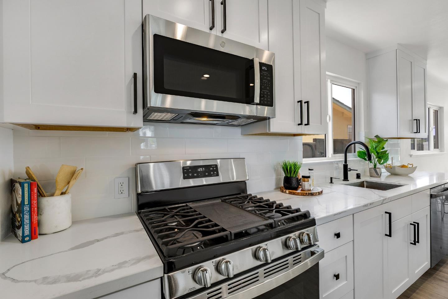 Detail Gallery Image 11 of 42 For 1104 Fassler Ave, Pacifica,  CA 94044 - 4 Beds | 2 Baths