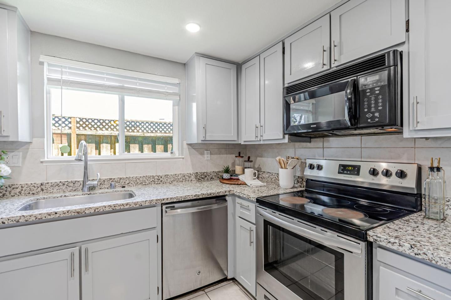 Detail Gallery Image 11 of 43 For 553 Groth Pl, San Jose,  CA 95111 - 4 Beds | 2/1 Baths