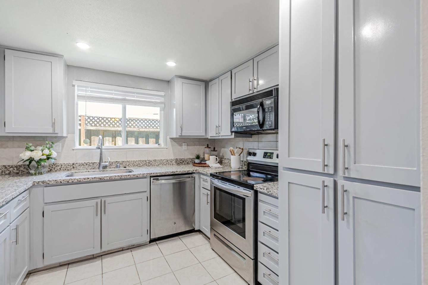 Detail Gallery Image 9 of 43 For 553 Groth Pl, San Jose,  CA 95111 - 4 Beds | 2/1 Baths
