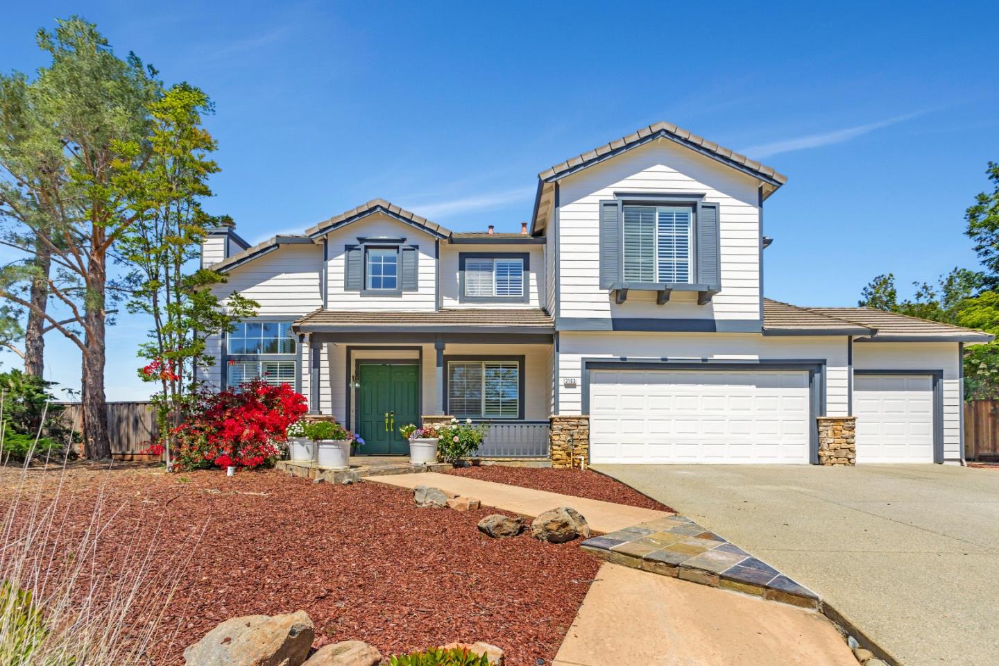 Detail Gallery Image 2 of 57 For 3163 Hawkcrest Cir, San Jose,  CA 95135 - 5 Beds | 3/1 Baths