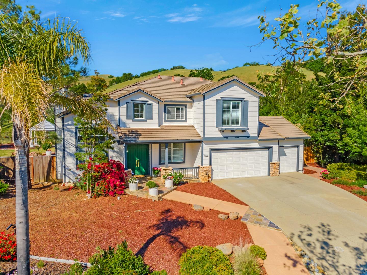 Detail Gallery Image 3 of 57 For 3163 Hawkcrest Cir, San Jose,  CA 95135 - 5 Beds | 3/1 Baths