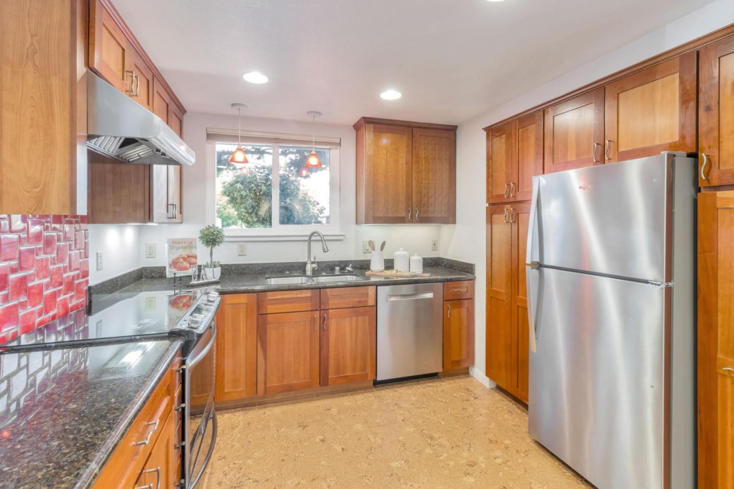 Detail Gallery Image 11 of 33 For 550 E Arbor Ave, Sunnyvale,  CA 94085 - 3 Beds | 2 Baths