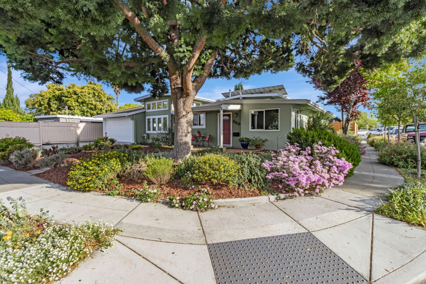 Detail Gallery Image 2 of 33 For 550 E Arbor Ave, Sunnyvale,  CA 94085 - 3 Beds | 2 Baths