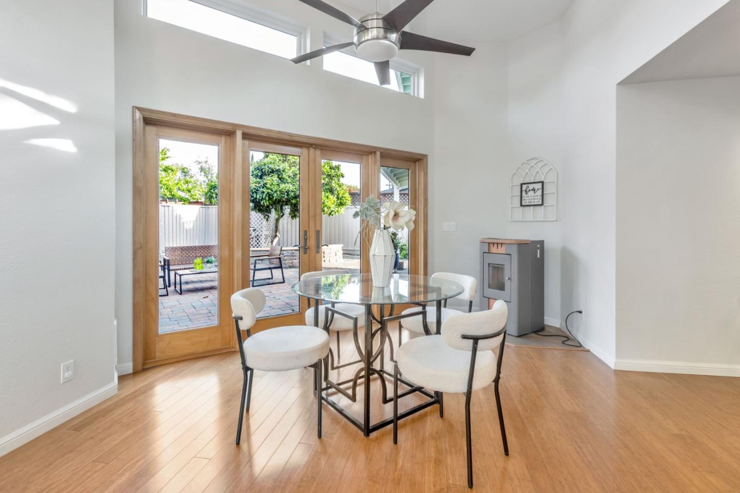 Detail Gallery Image 9 of 33 For 550 E Arbor Ave, Sunnyvale,  CA 94085 - 3 Beds | 2 Baths