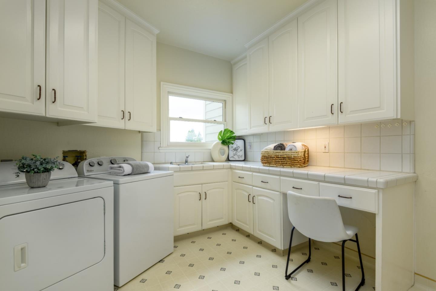 Detail Gallery Image 22 of 51 For 510 Oak Park Way, Redwood City,  CA 94062 - 6 Beds | 5/1 Baths