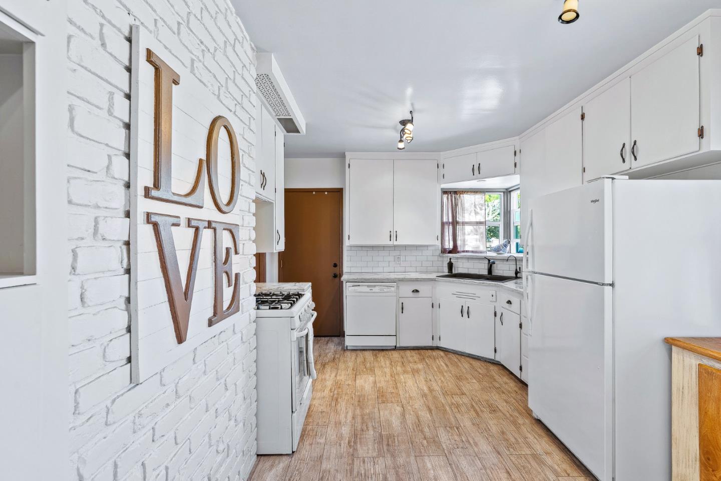 Detail Gallery Image 10 of 28 For 1051 Harding St, Salinas,  CA 93906 - 3 Beds | 2 Baths
