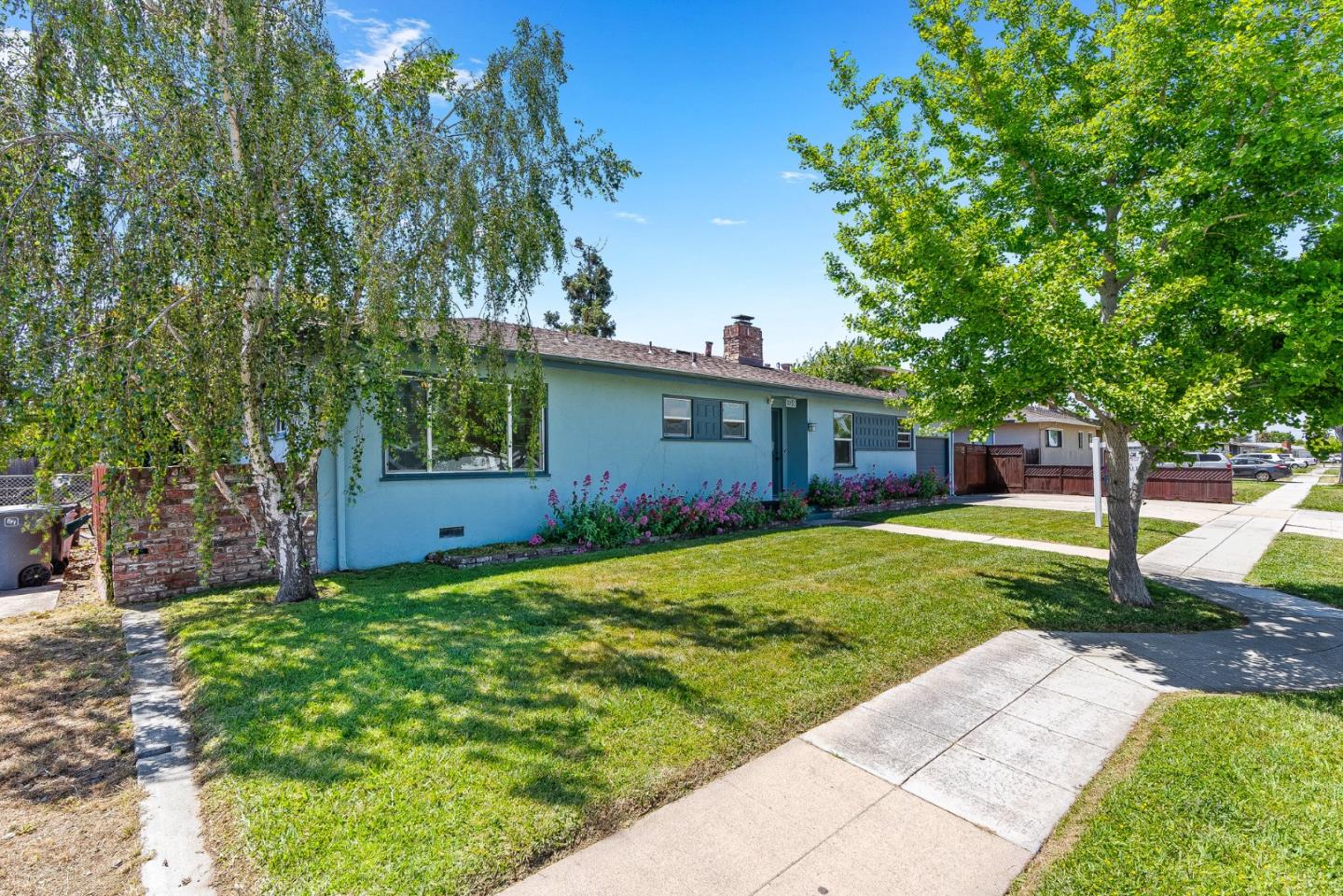 Detail Gallery Image 3 of 28 For 1051 Harding St, Salinas,  CA 93906 - 3 Beds | 2 Baths