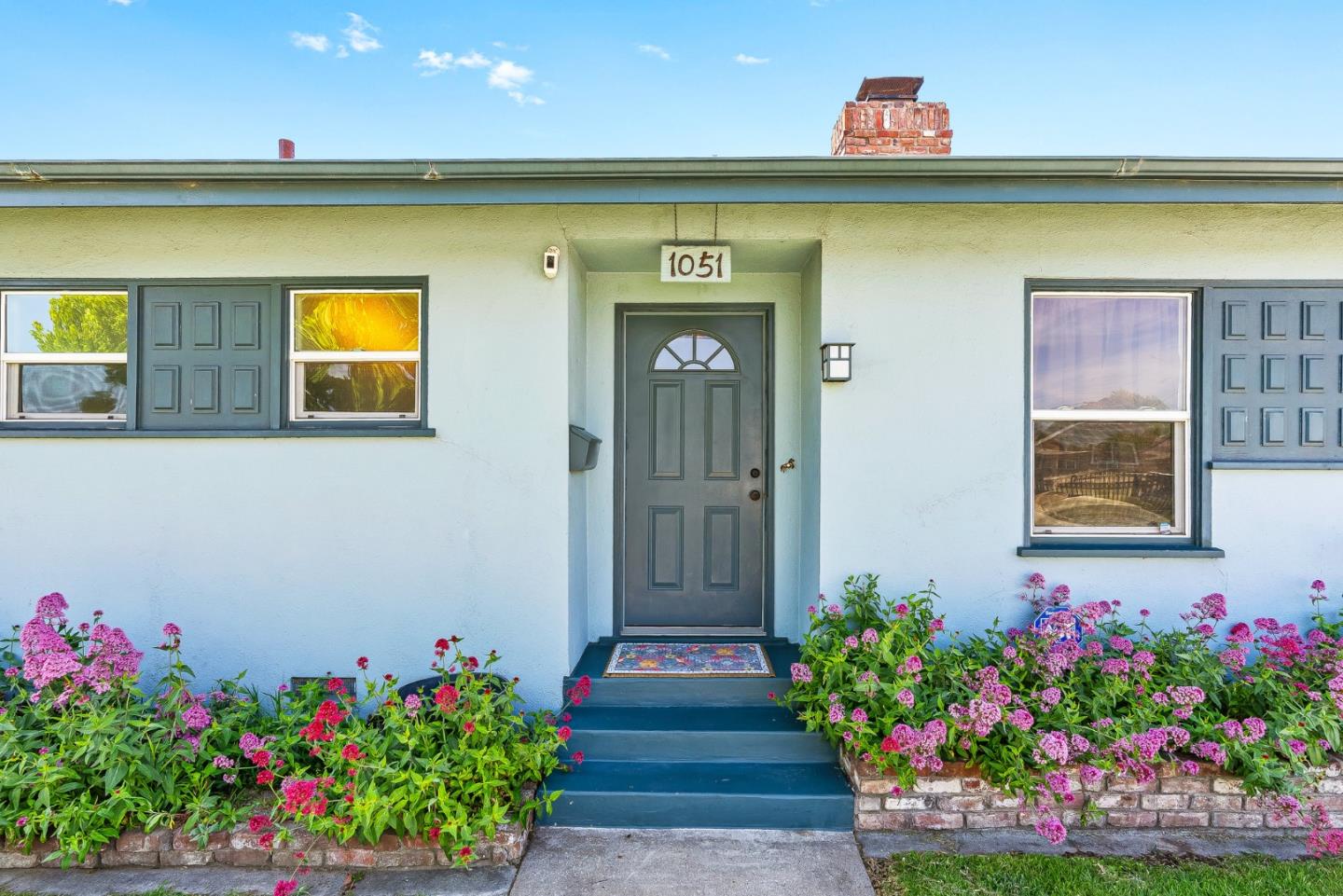 Detail Gallery Image 4 of 28 For 1051 Harding St, Salinas,  CA 93906 - 3 Beds | 2 Baths