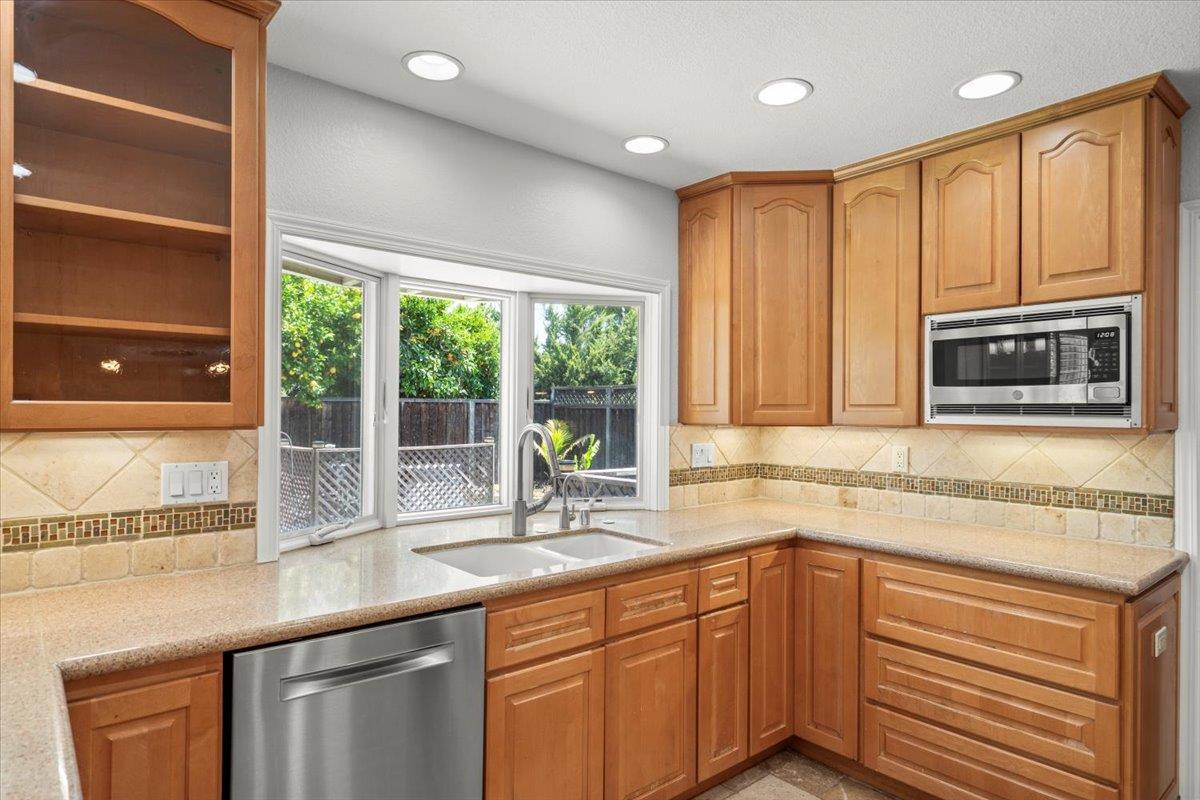 Detail Gallery Image 10 of 24 For 635 Gaundabert Ln, San Jose,  CA 95136 - 5 Beds | 3 Baths