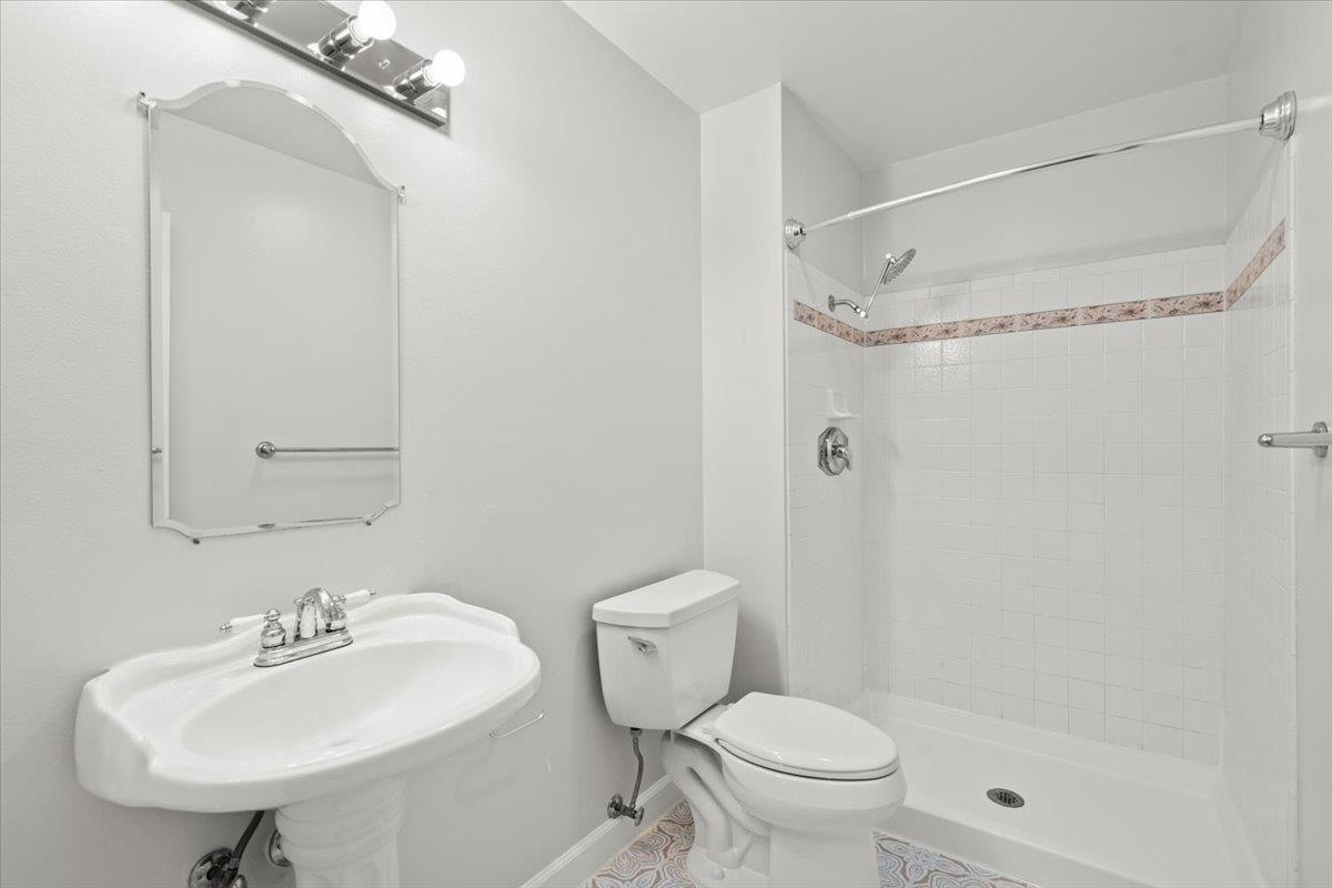 Detail Gallery Image 14 of 24 For 635 Gaundabert Ln, San Jose,  CA 95136 - 5 Beds | 3 Baths