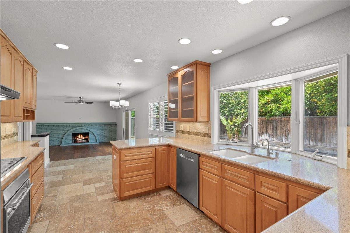 Detail Gallery Image 7 of 24 For 635 Gaundabert Ln, San Jose,  CA 95136 - 5 Beds | 3 Baths