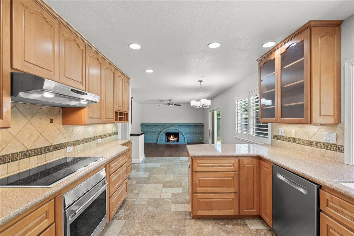 Detail Gallery Image 8 of 24 For 635 Gaundabert Ln, San Jose,  CA 95136 - 5 Beds | 3 Baths