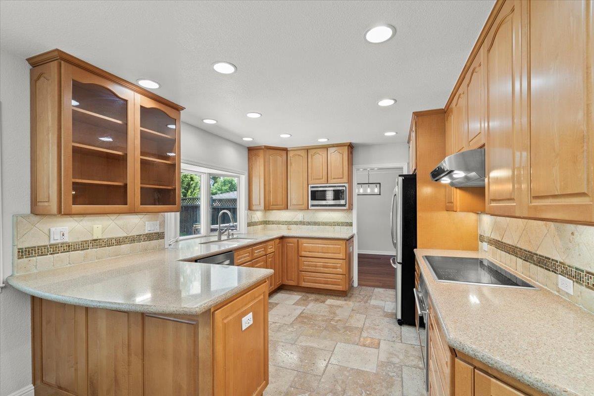 Detail Gallery Image 9 of 24 For 635 Gaundabert Ln, San Jose,  CA 95136 - 5 Beds | 3 Baths