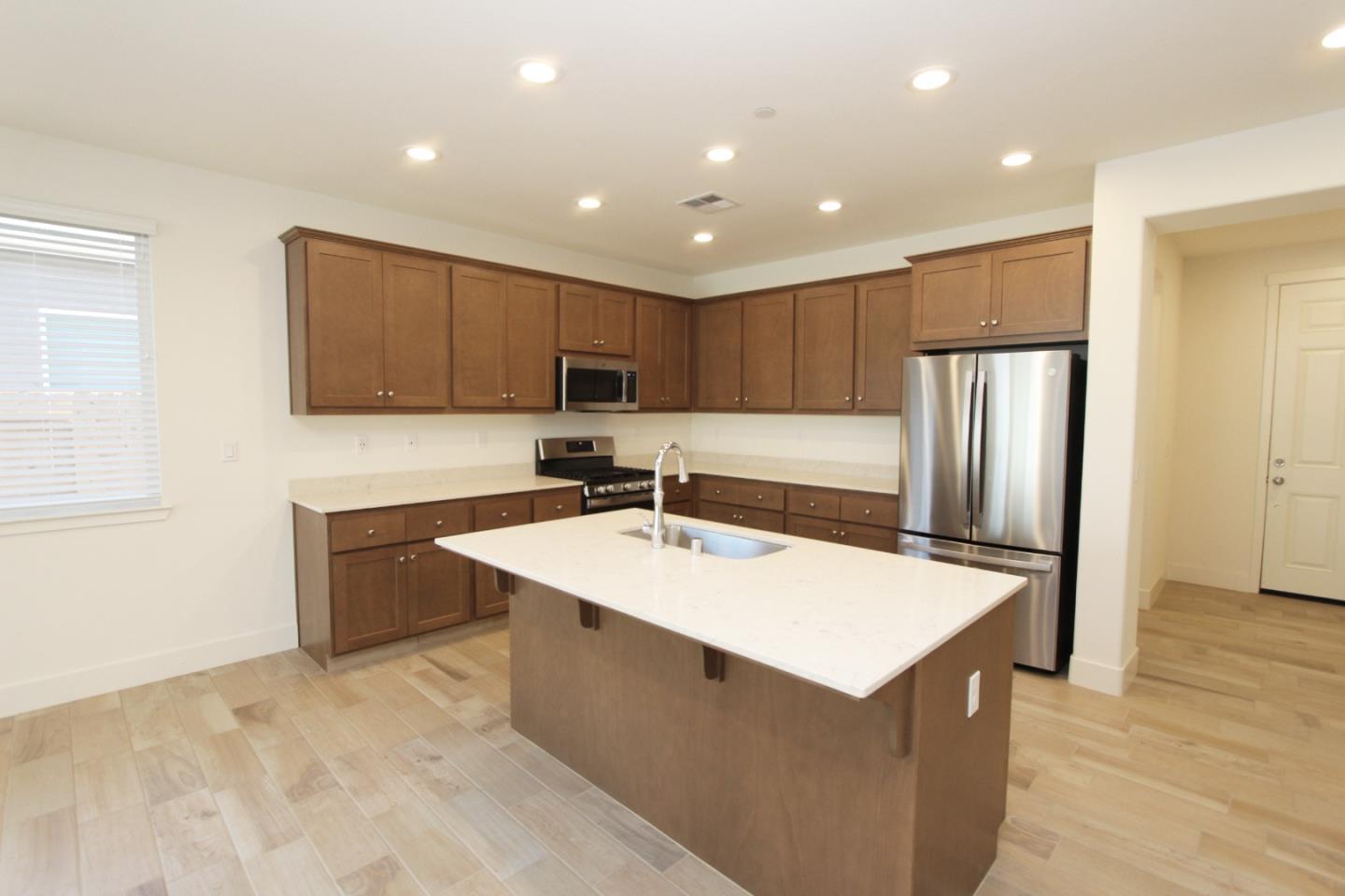Detail Gallery Image 4 of 14 For 1129 Pearl Dr, Los Banos,  CA 93635 - 4 Beds | 2 Baths