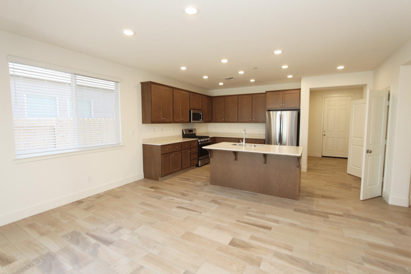 Detail Gallery Image 5 of 14 For 1129 Pearl Dr, Los Banos,  CA 93635 - 4 Beds | 2 Baths