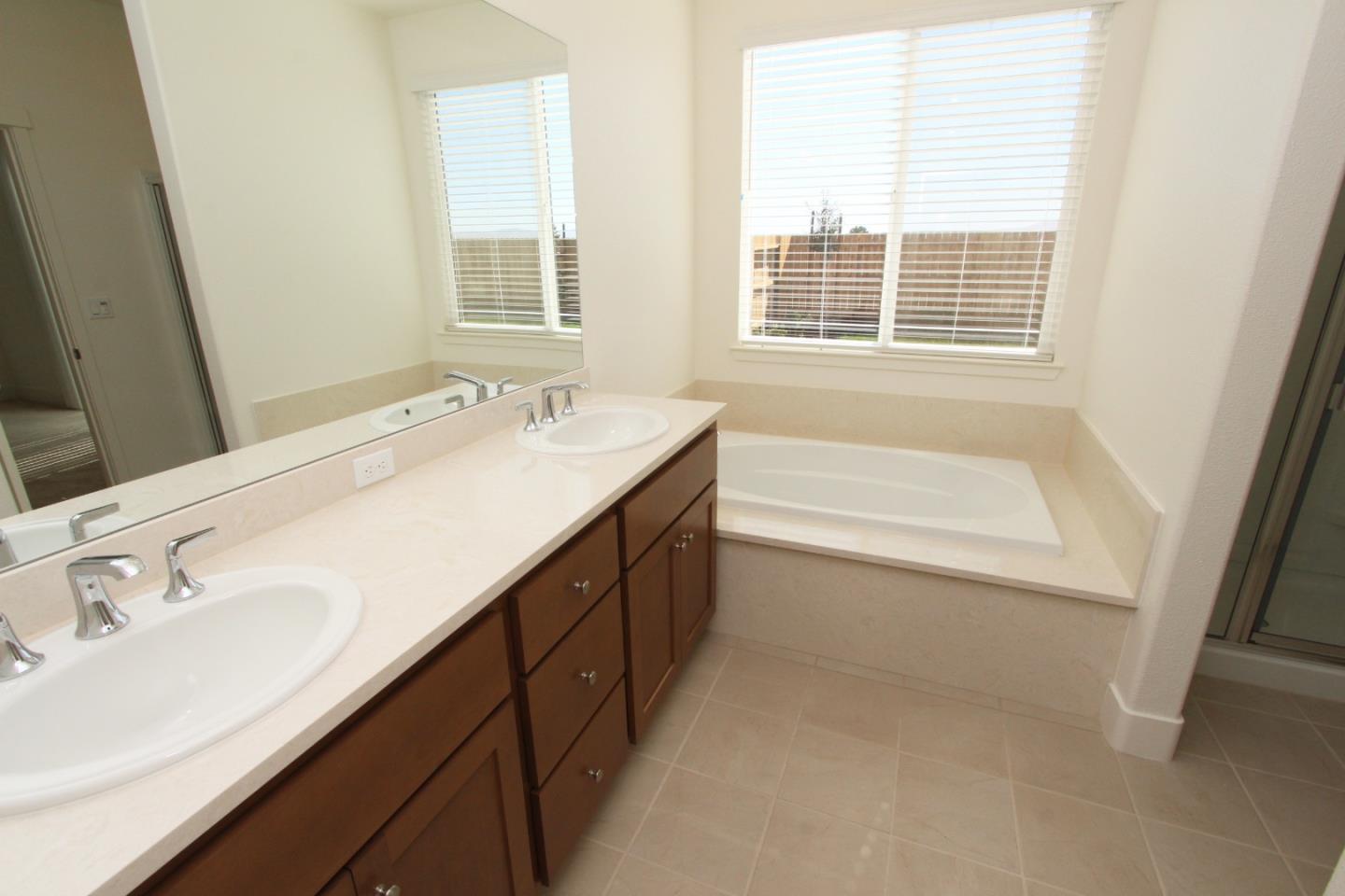 Detail Gallery Image 8 of 14 For 1129 Pearl Dr, Los Banos,  CA 93635 - 4 Beds | 2 Baths