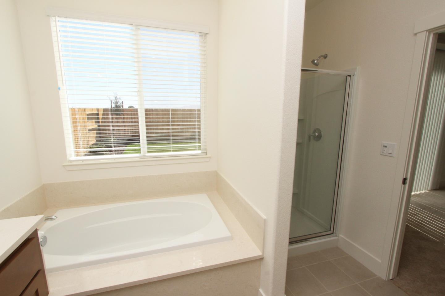 Detail Gallery Image 9 of 14 For 1129 Pearl Dr, Los Banos,  CA 93635 - 4 Beds | 2 Baths