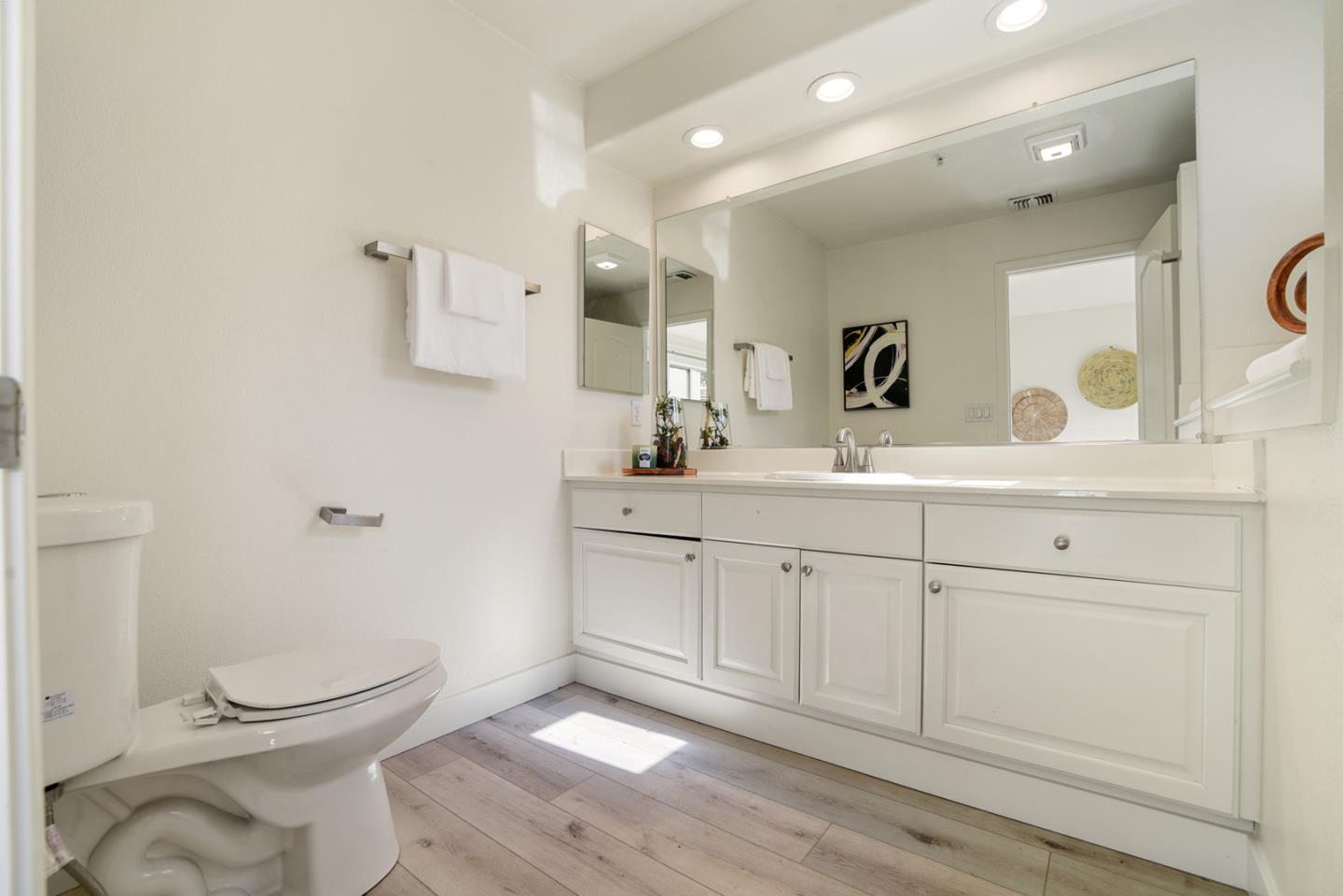 Detail Gallery Image 13 of 22 For 989 Asilomar Ter #4,  Sunnyvale,  CA 94086 - 3 Beds | 3/1 Baths