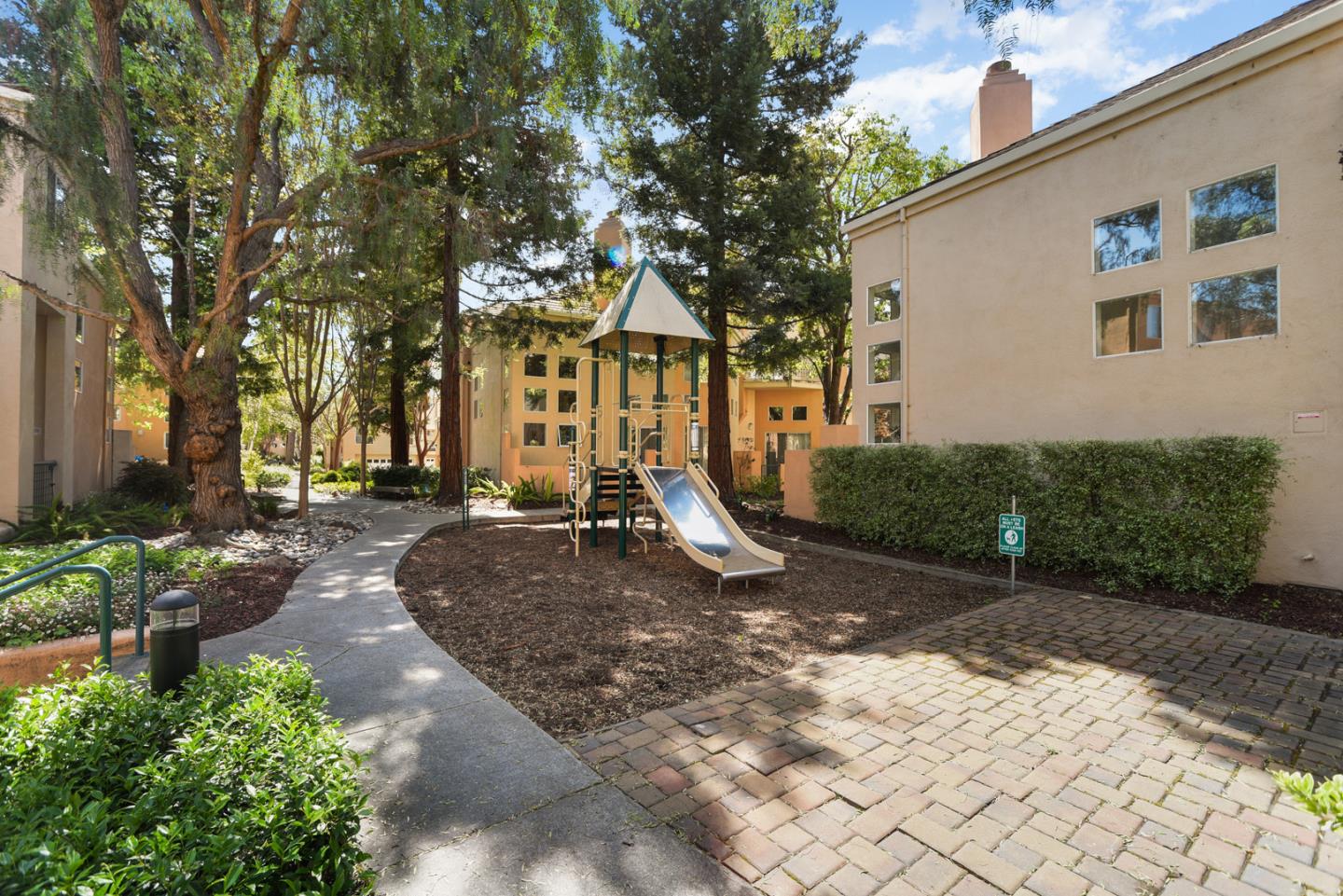 Detail Gallery Image 21 of 22 For 989 Asilomar Ter #4,  Sunnyvale,  CA 94086 - 3 Beds | 3/1 Baths