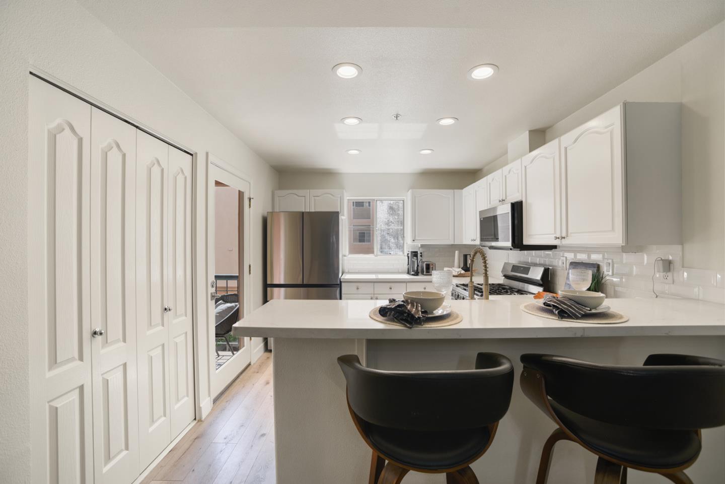 Detail Gallery Image 3 of 22 For 989 Asilomar Ter #4,  Sunnyvale,  CA 94086 - 3 Beds | 3/1 Baths