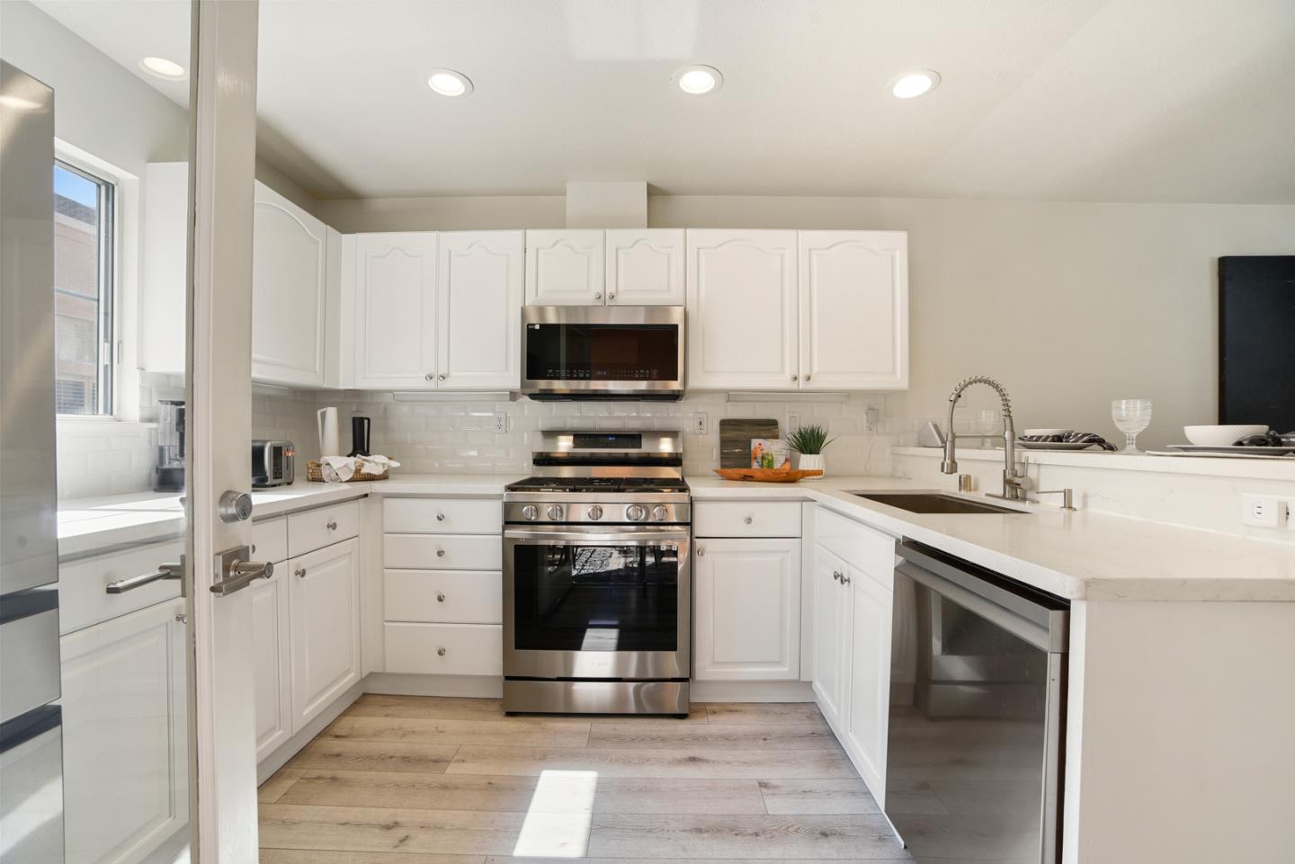 Detail Gallery Image 4 of 22 For 989 Asilomar Ter #4,  Sunnyvale,  CA 94086 - 3 Beds | 3/1 Baths