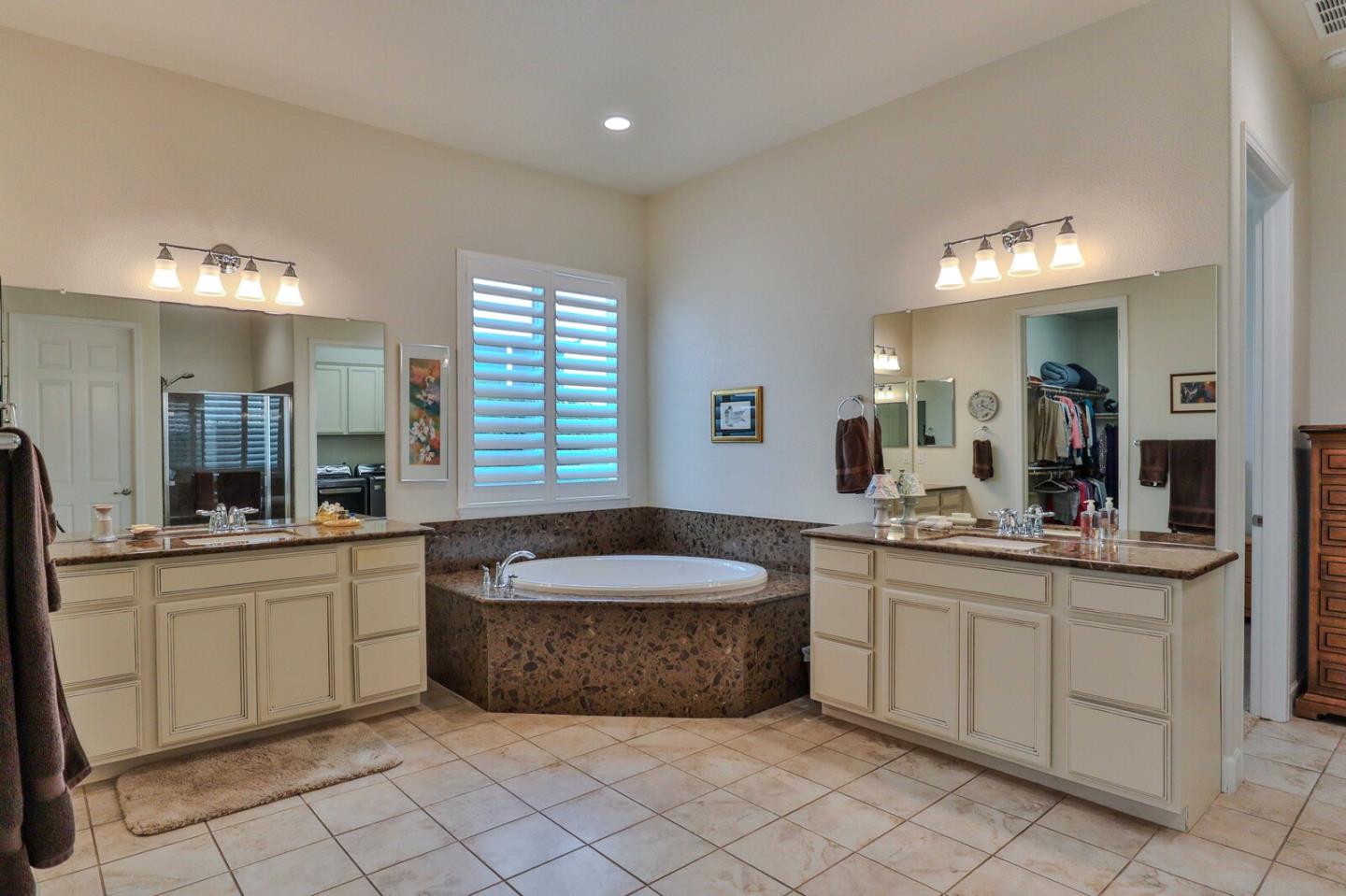 Detail Gallery Image 23 of 94 For 2671 Glen Echo Ln, Manteca,  CA 95336 - 3 Beds | 2 Baths