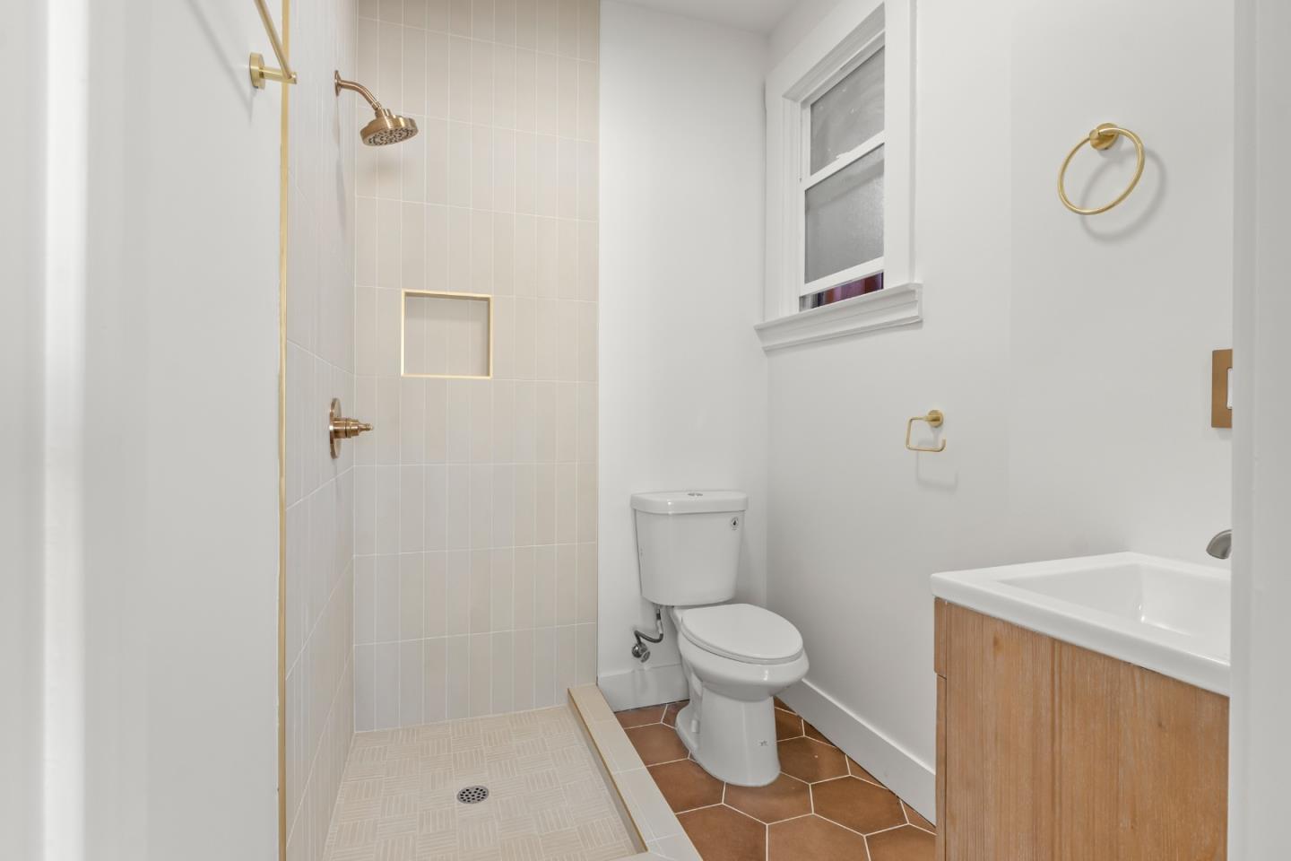 Detail Gallery Image 12 of 21 For 245 Silver Ave, San Francisco,  CA 94112 - 5 Beds | 3 Baths