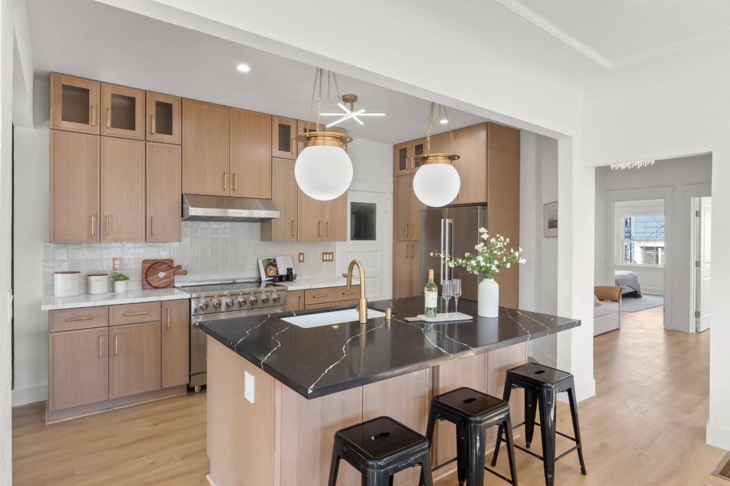 Detail Gallery Image 9 of 21 For 245 Silver Ave, San Francisco,  CA 94112 - 5 Beds | 3 Baths
