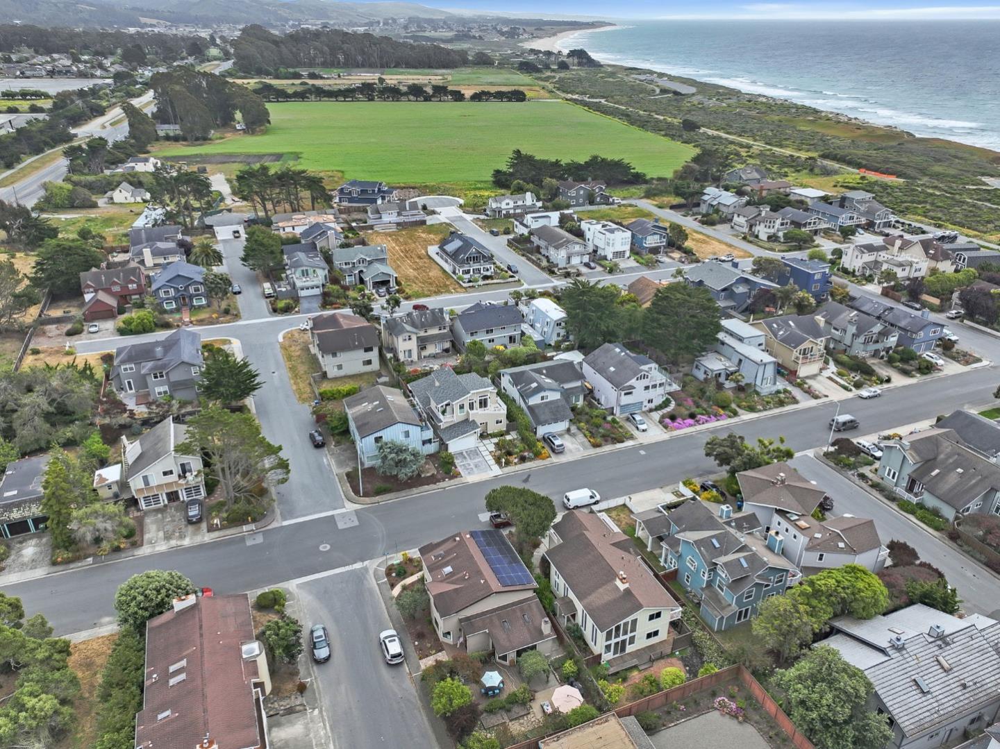 Detail Gallery Image 41 of 63 For 408 Roosevelt Blvd, Half Moon Bay,  CA 94019 - 3 Beds | 3/1 Baths