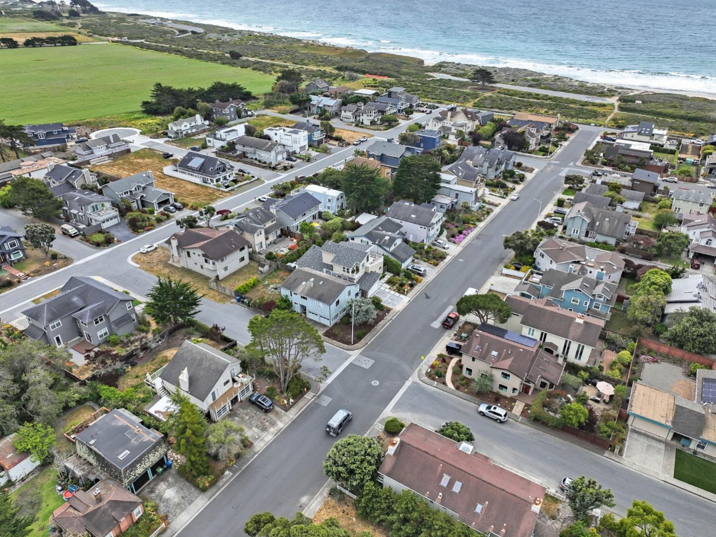 Detail Gallery Image 56 of 63 For 408 Roosevelt Blvd, Half Moon Bay,  CA 94019 - 3 Beds | 3/1 Baths
