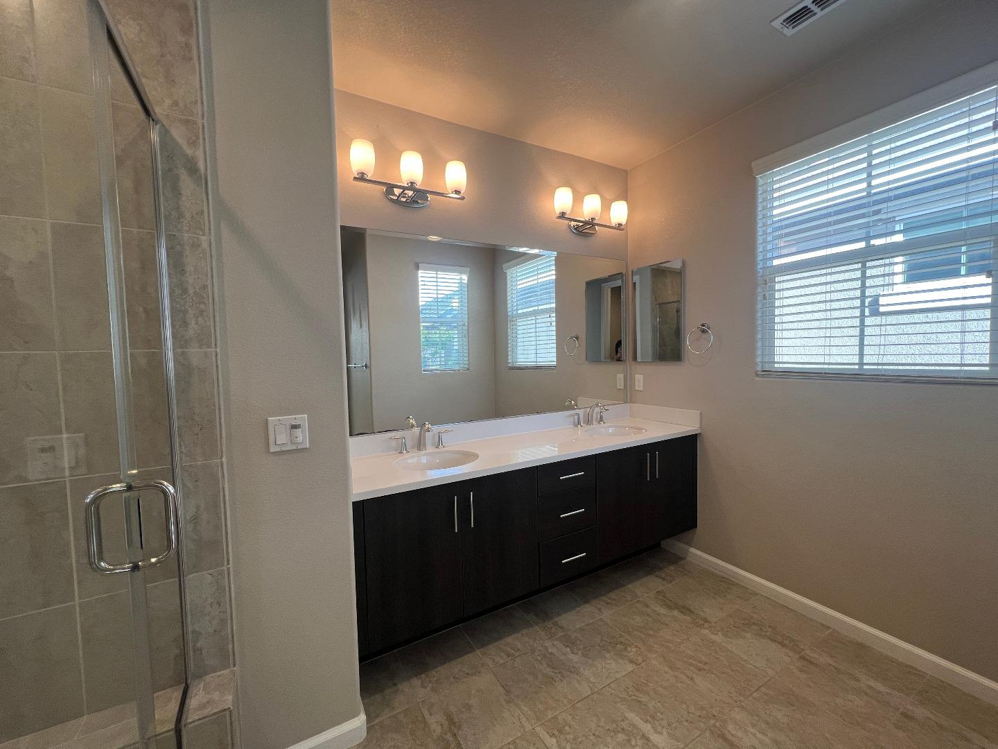 Detail Gallery Image 10 of 20 For 533 Aspen Pl, East Palo Alto,  CA 94303 - 4 Beds | 2/1 Baths