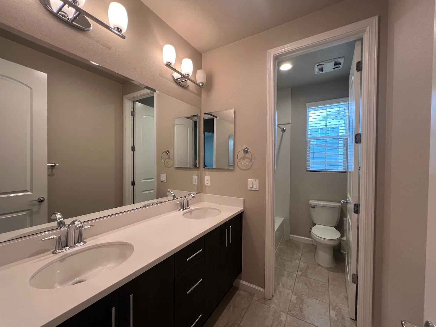 Detail Gallery Image 13 of 20 For 533 Aspen Pl, East Palo Alto,  CA 94303 - 4 Beds | 2/1 Baths