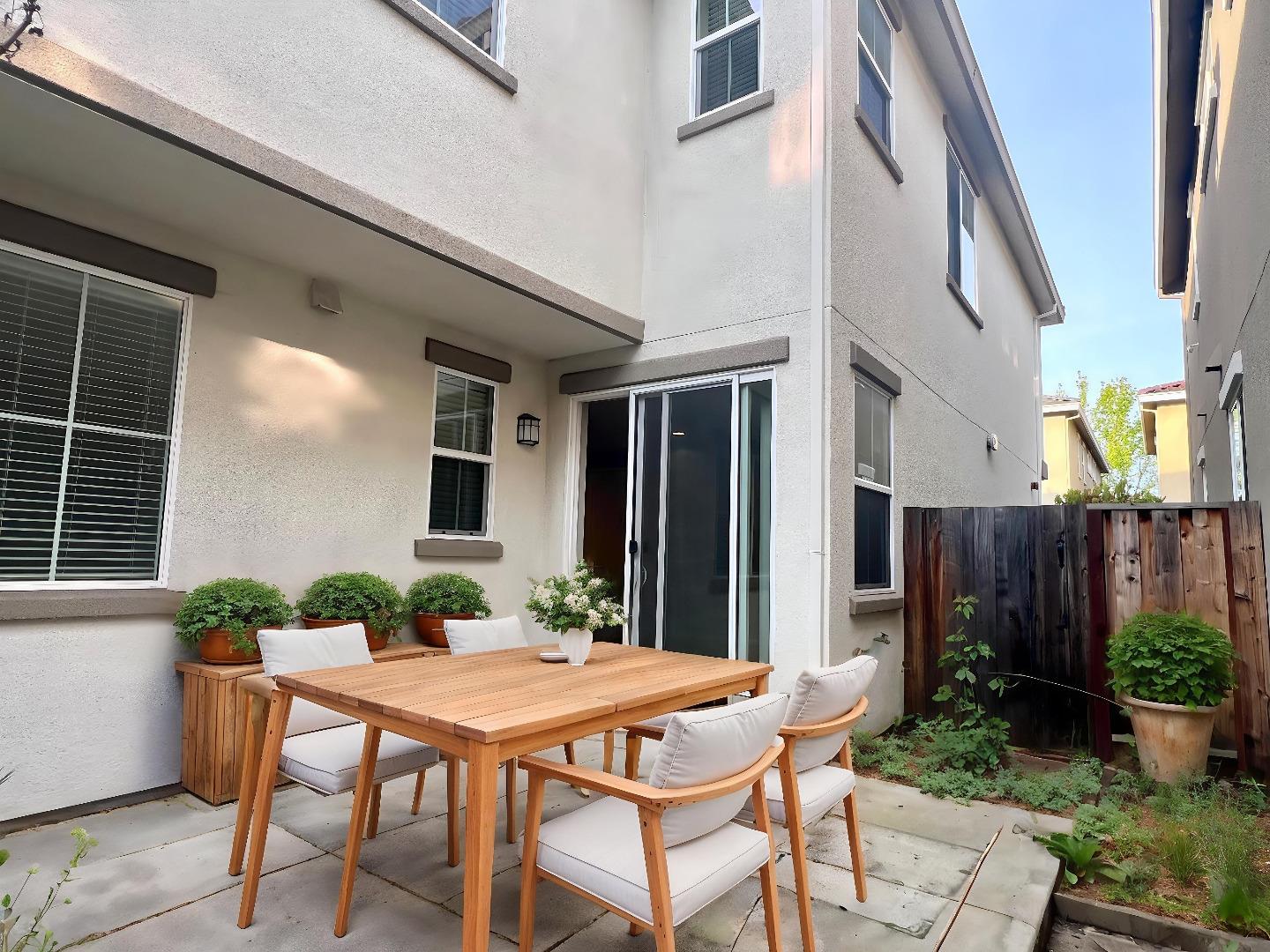 Detail Gallery Image 16 of 20 For 533 Aspen Pl, East Palo Alto,  CA 94303 - 4 Beds | 2/1 Baths