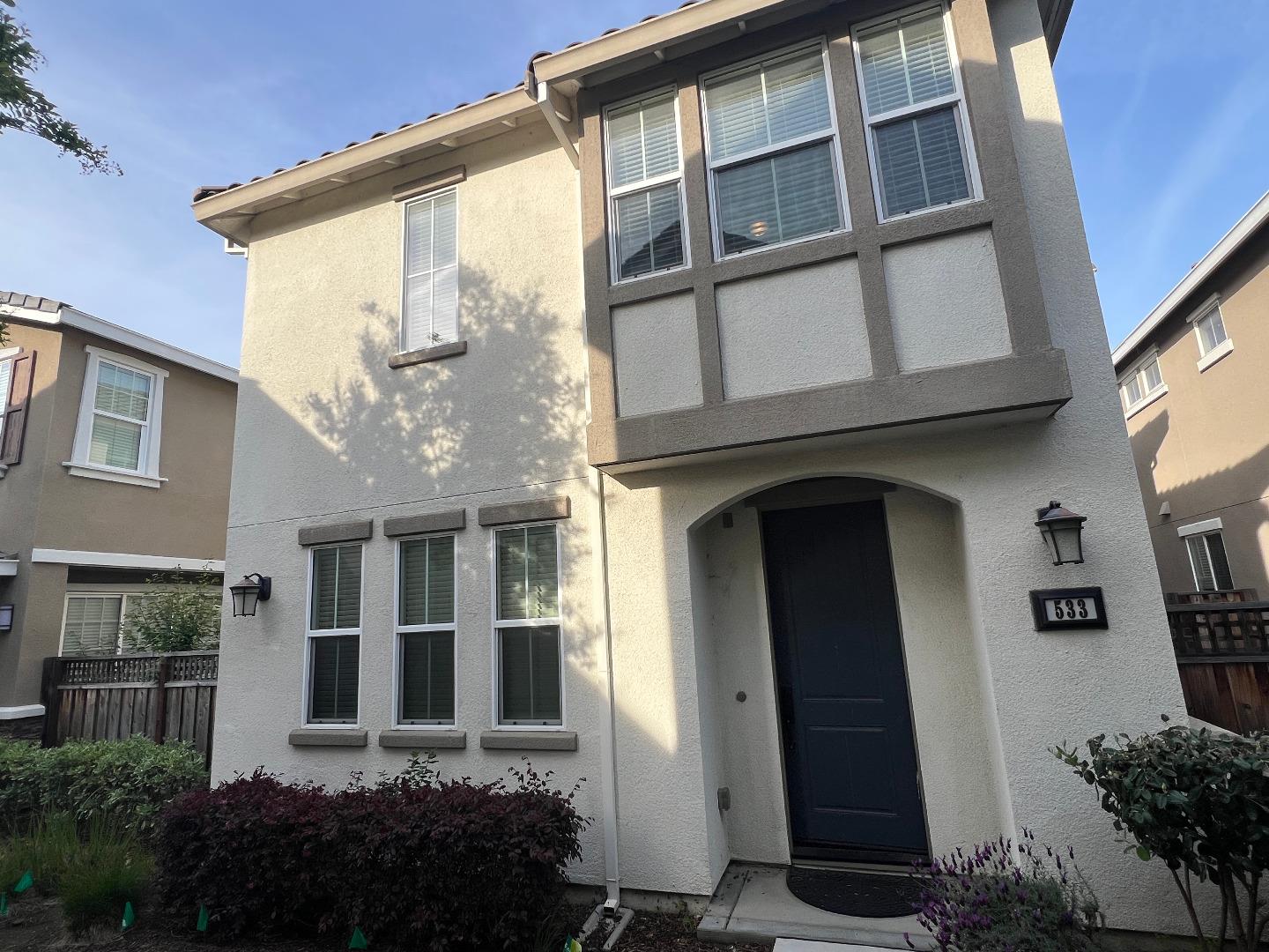 Detail Gallery Image 2 of 20 For 533 Aspen Pl, East Palo Alto,  CA 94303 - 4 Beds | 2/1 Baths