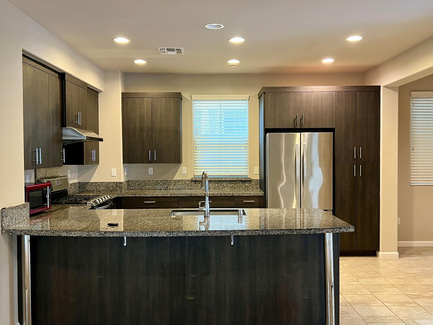 Detail Gallery Image 5 of 20 For 533 Aspen Pl, East Palo Alto,  CA 94303 - 4 Beds | 2/1 Baths