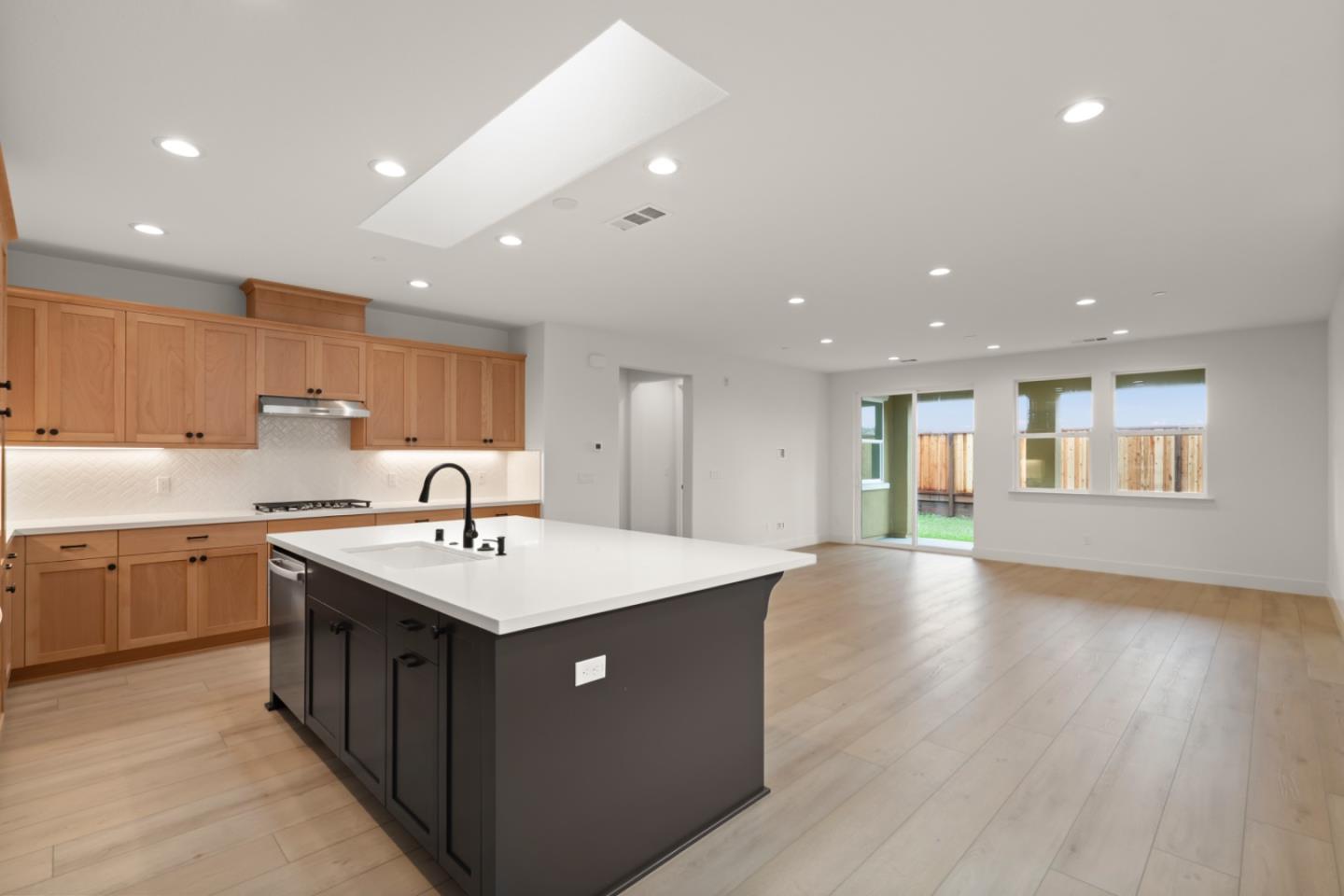 Detail Gallery Image 2 of 16 For 2171 White Oak Dr, Hollister,  CA 95023 - 2 Beds | 2 Baths